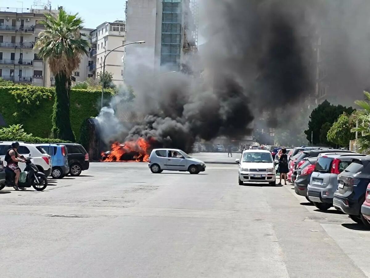 Palermo, auto si incendia ed esplode in pieno giorno - 
