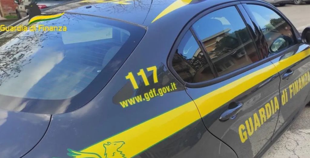 Sorrento, 16 misure cautelari nei confronti di ex sindaco e funzionari -