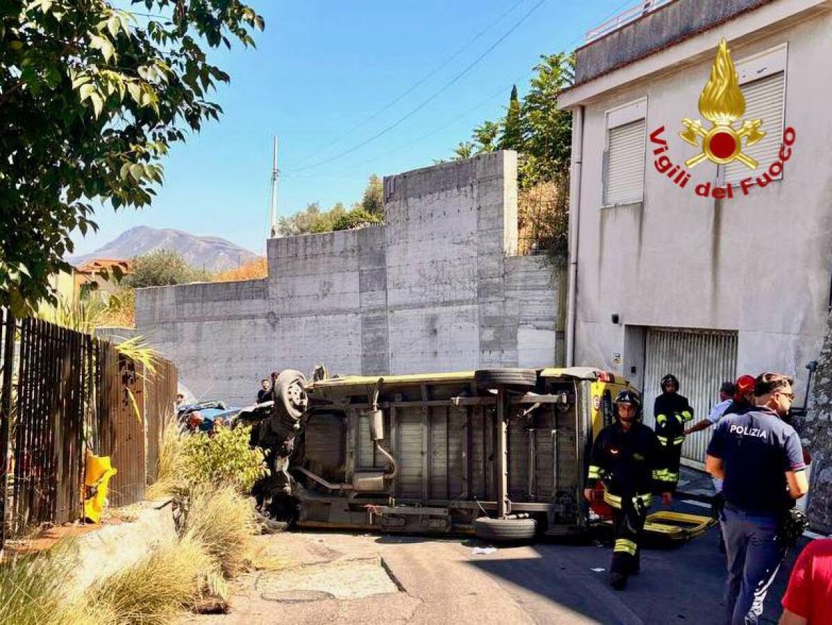 Pulmino con 21 bambini si ribalta a Palermo, non ci sono feriti gravi - 