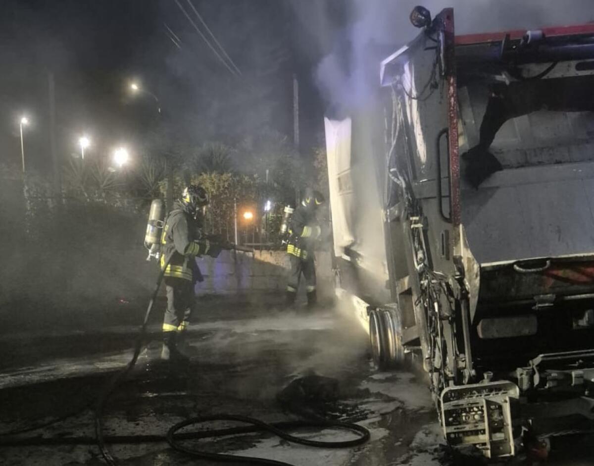 In fiamme un autocompattatore nel ragusano, intervento dei Vigili del Fuoco - 