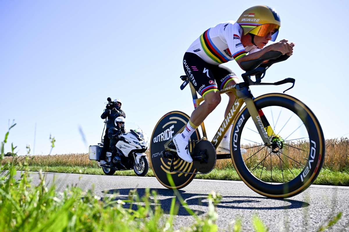 Evenepoel domina la crono al Tour, Pogacar in maglia gialla - 
