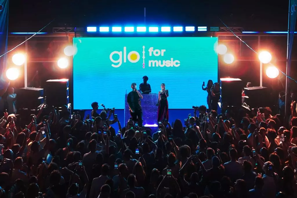 “glo for music”, a Napoli esibizione live a sorpresa dei Coma Cose -