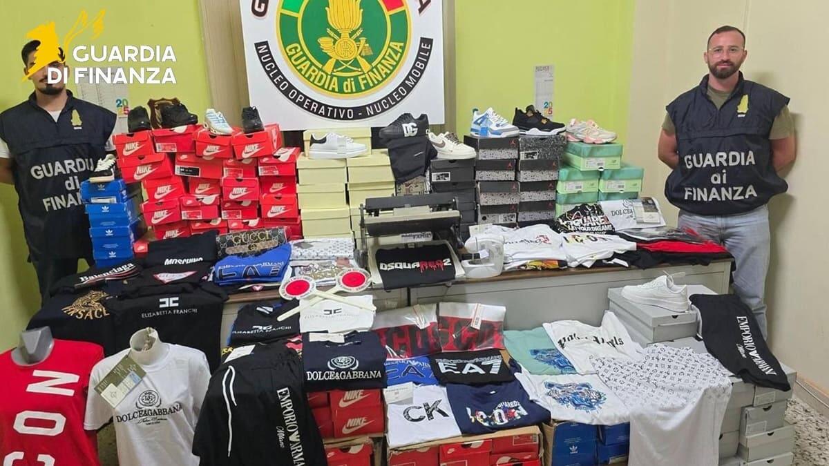 Sequestrati 3.000 articoli contraffatti a Caltanissetta, 2 denunciati - 