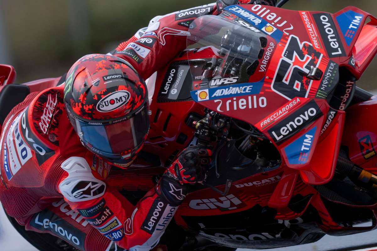 Bagnaia in pole in Repubblica Ceca davanti a Marc Marquez - 