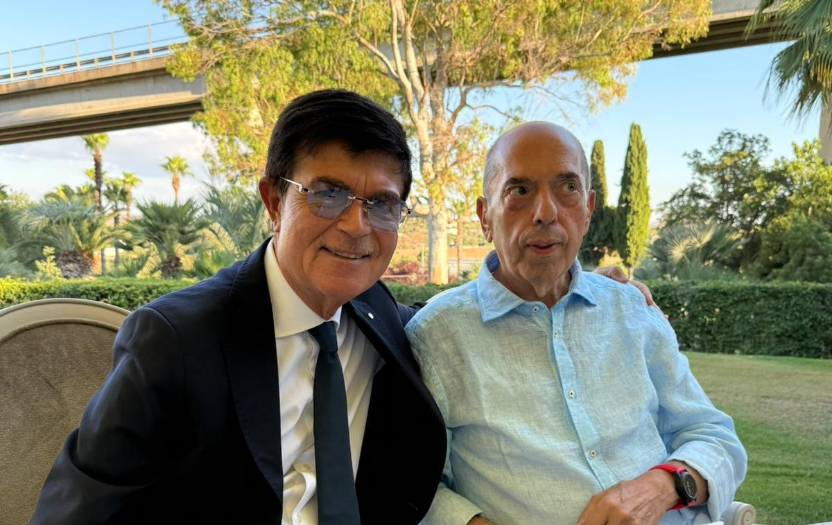 Gli ex alunni insieme al professore Messana, "grandi doti culturali e umane" -