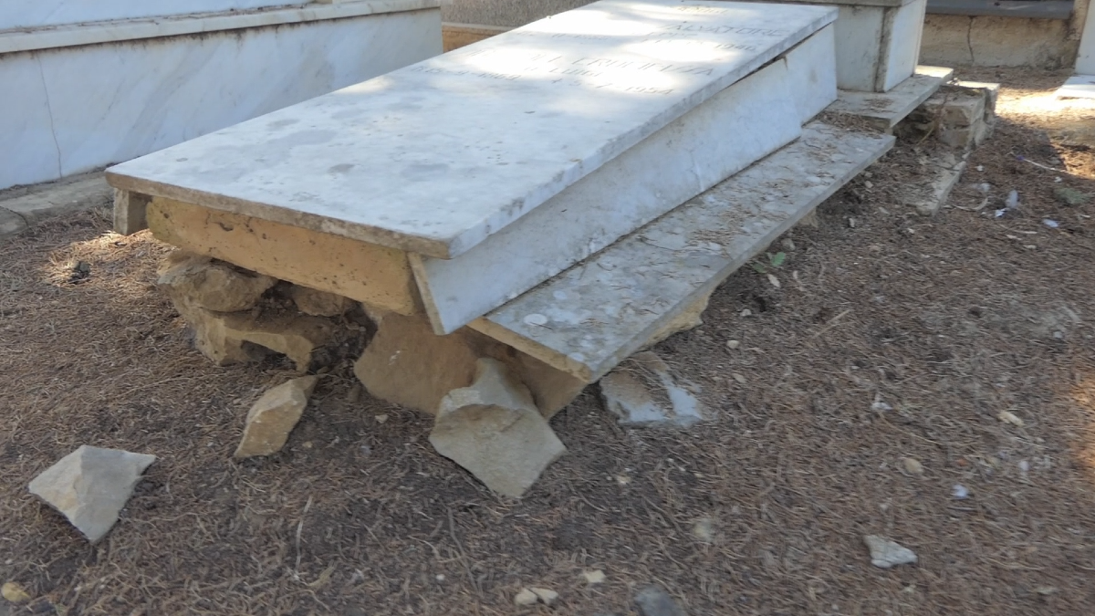 Estumulazioni sospette nel cimitero di Mazzarino, il sindaco denuncia alla Procura - 