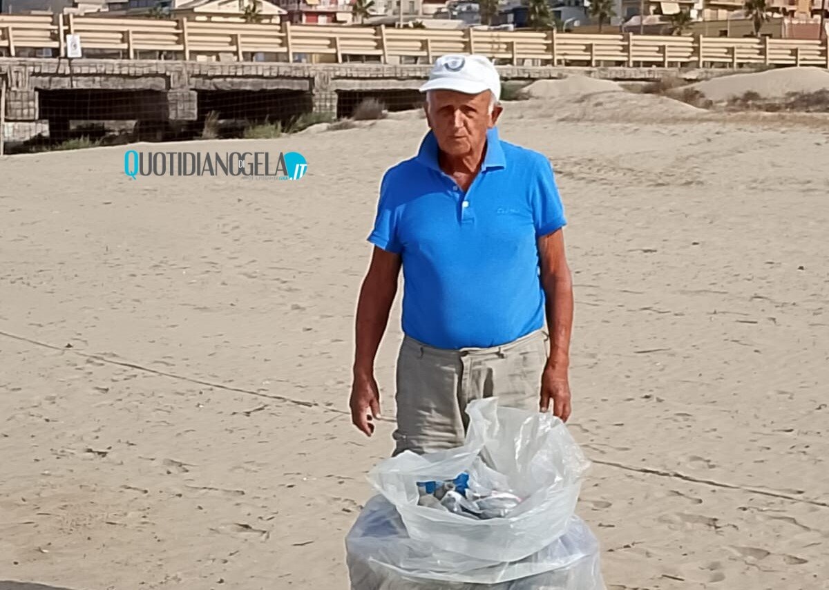 "C'è ancora chi non vuole bene alla nostra città", Pollicino ha ripulito un tratto di spiaggia -