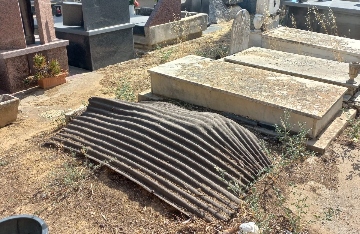 Mazzarino, scoppia il caso “Cimitero”: tombe sospette, ossario “discarica” e scontro politico  - 