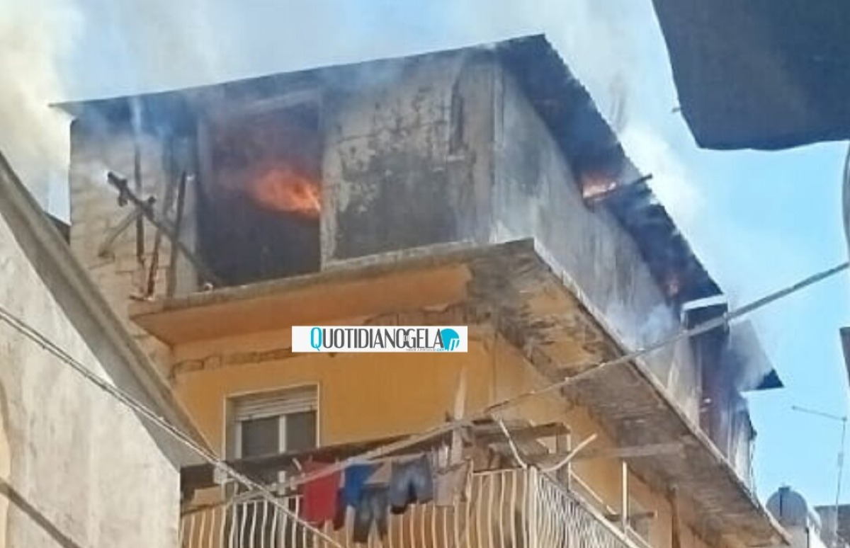 Rogo in uno stabile, fiamme all'ultimo piano dell'immobile -