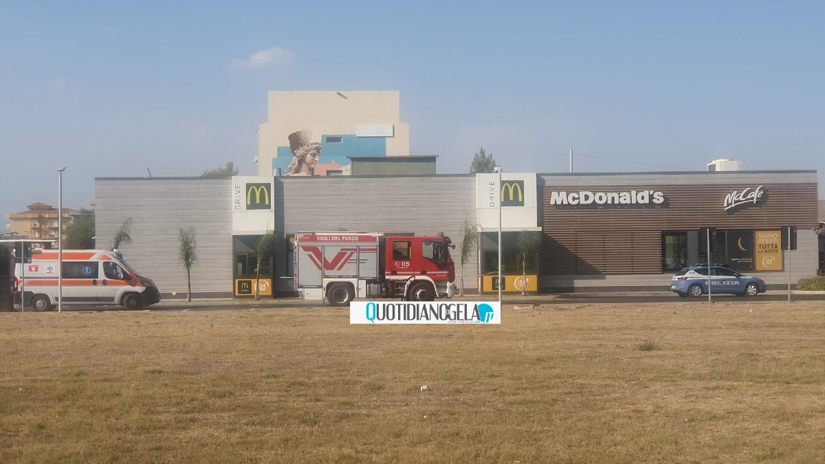 Valigia sospetta davanti al McDonald's, scattato protocollo contro rischio bomba: area transennata - 