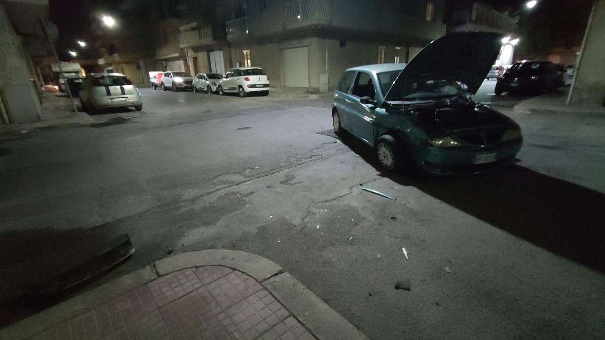 Investe un'auto e fugge, è accaduto stanotte in via Vasari - 