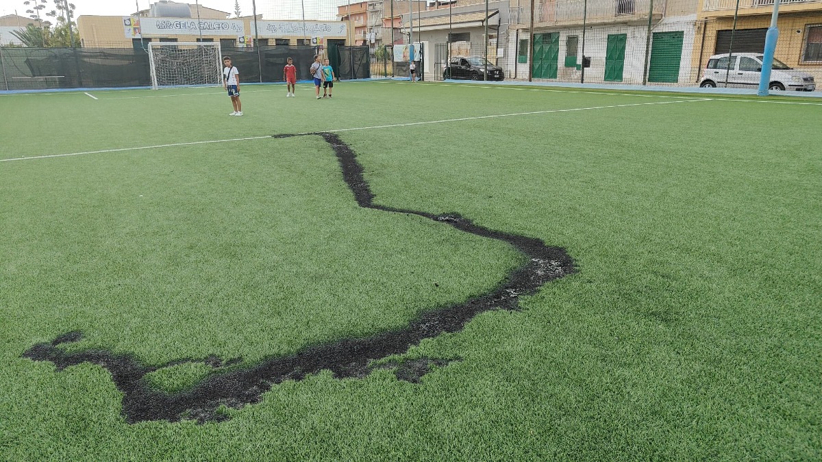 Incendiato il nuovo prato del campo di calcetto della Virtus Gela, Lancianese: sono deluso - 