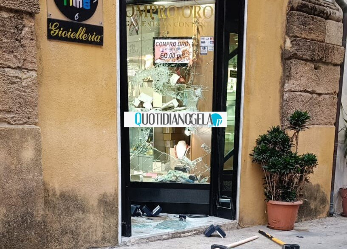"Spaccata" in una gioielleria del centro storico - 