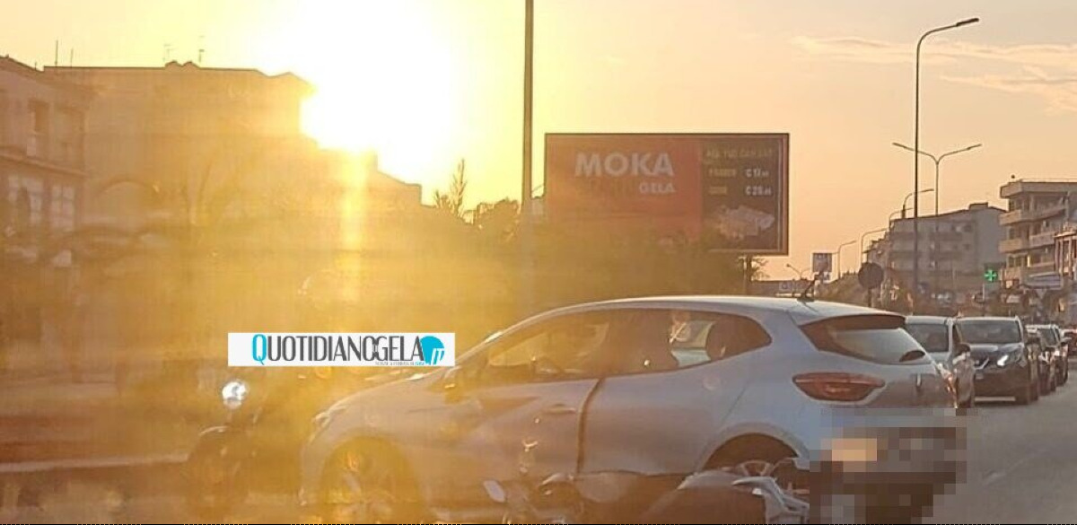 Via Venezia, impatto tra un'auto e uno scooter: ci sono feriti - 