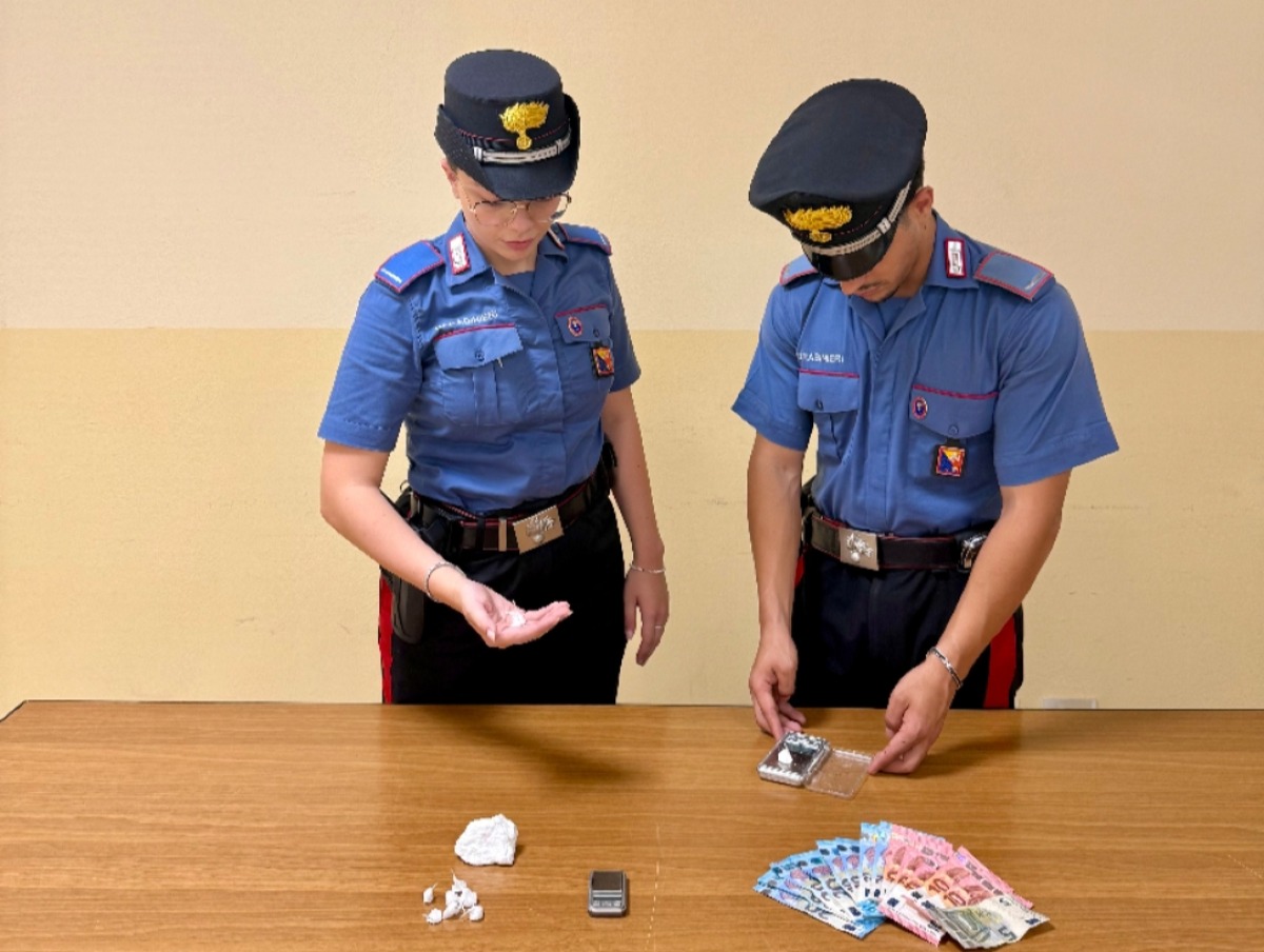 Cocaina per lo spaccio, in carcere un trentenne: giovane bloccato con un coltello 