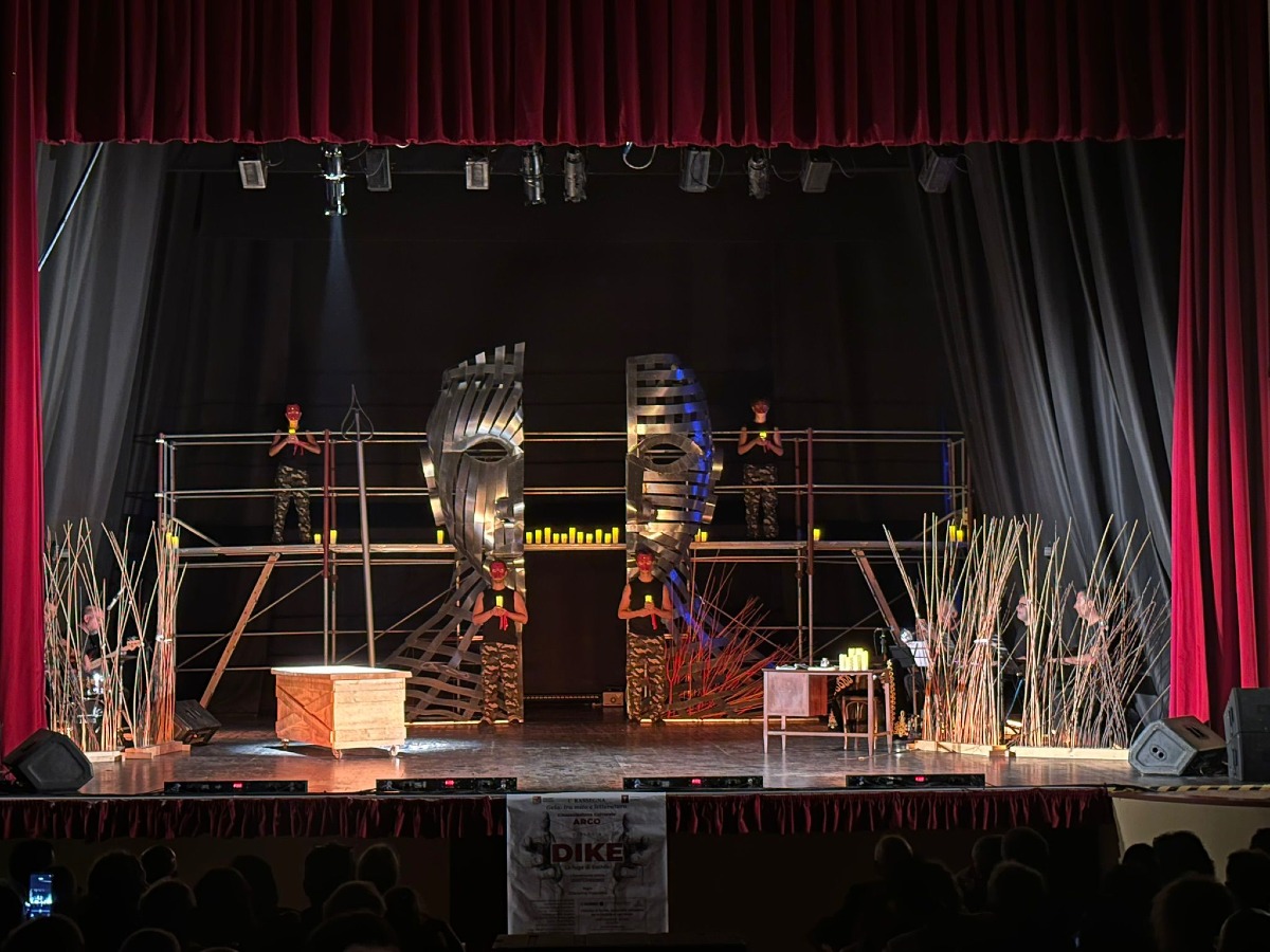 "Dike", classicità e l'eterno dibattito sulla giustizia: tante presenze in teatro 