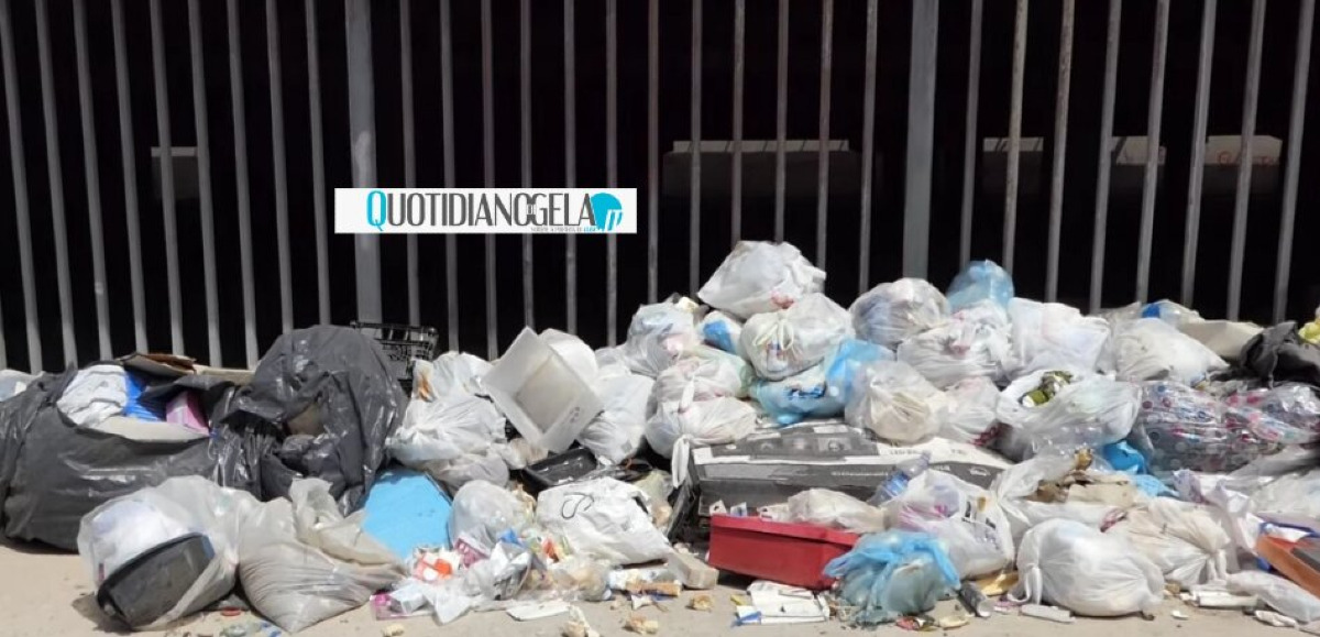 Parcheggio Caposoprano diventato discarica abusiva, abbandonati rifiuti di ogni tipo - 