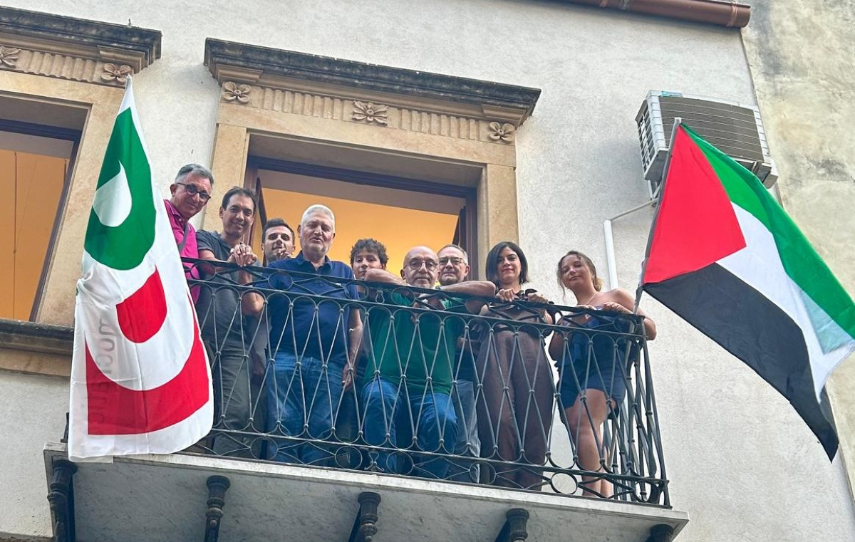 I dem con la Palestina, "basta barbarie": bandiera esposta nella loro sede cittadina - 