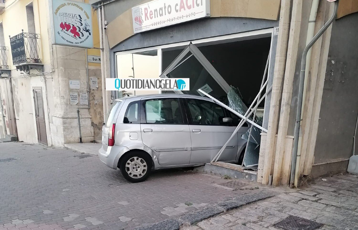 Auto finisce contro un'agenzia disbrigo pratiche in centro storico - 