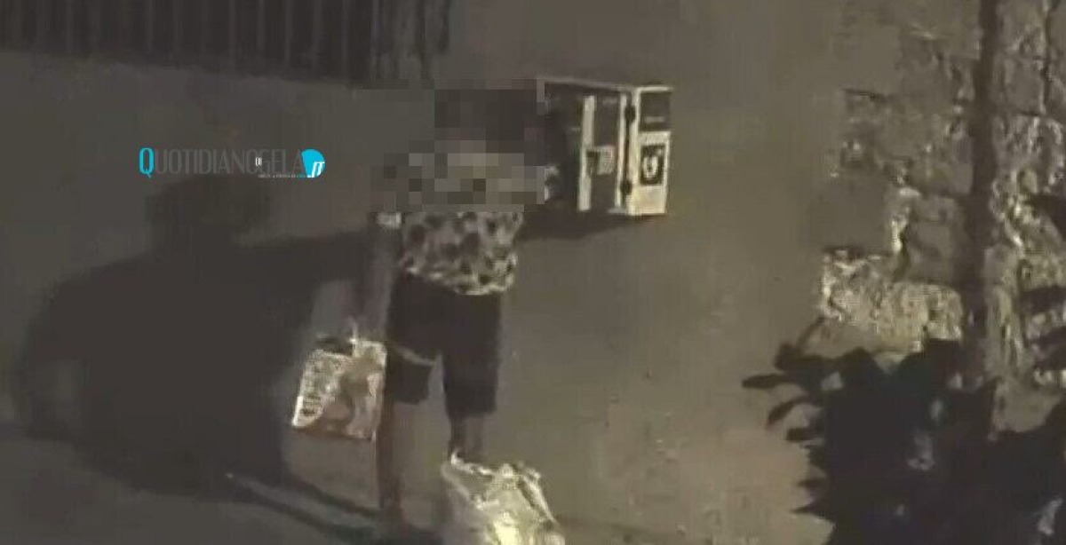 Defibrillatore rubato, il ladro ripreso dai sistemi di videosorveglianza: ha portato via il presidio salvavita