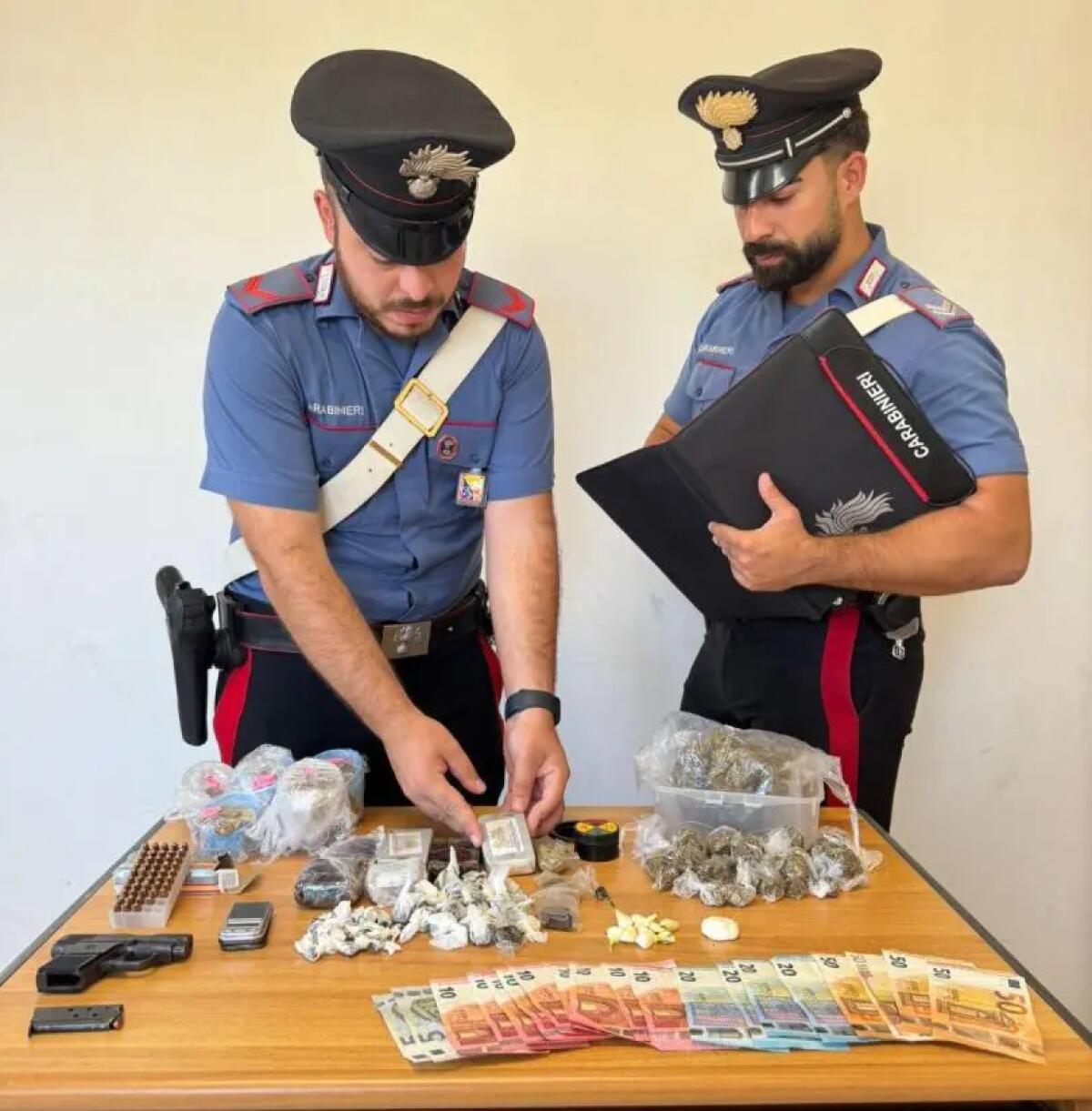 A Sommatino arrestato 23enne per violenza domestica, deteneva anche droga e armi - 