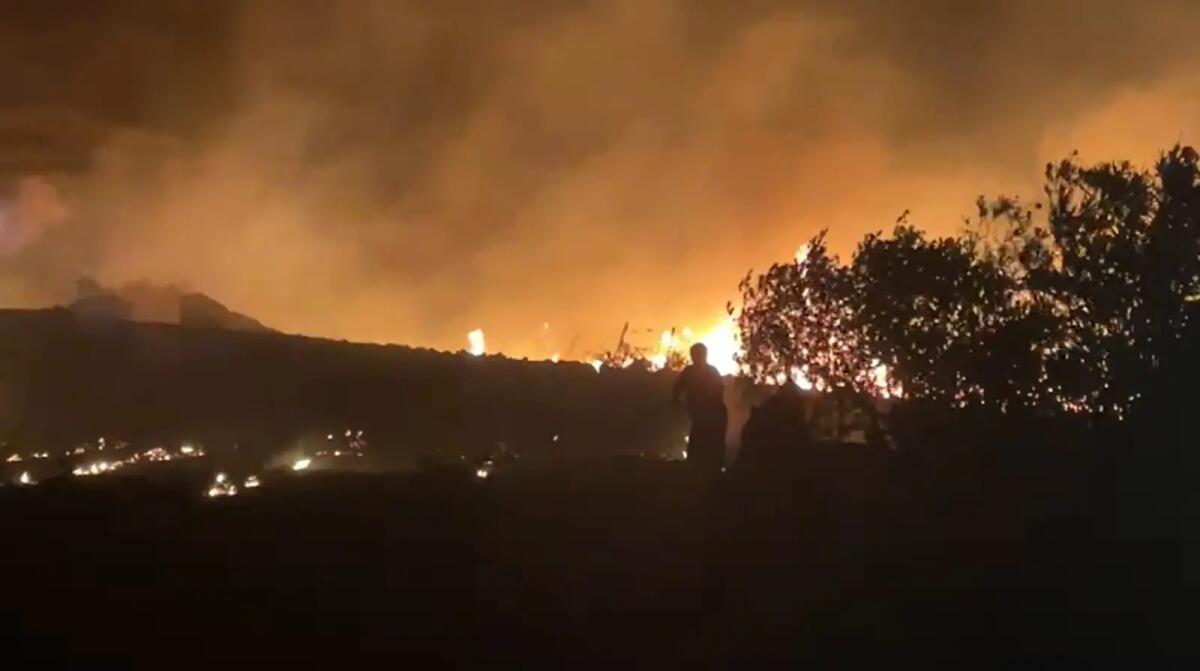 Nella notte vasto incendio a Pantelleria, lambite diverse abitazioni - 