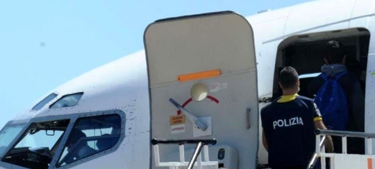 Sbarchi di migranti nel Siracusano, 2 scafisti fermati e 16 rimpatri - 