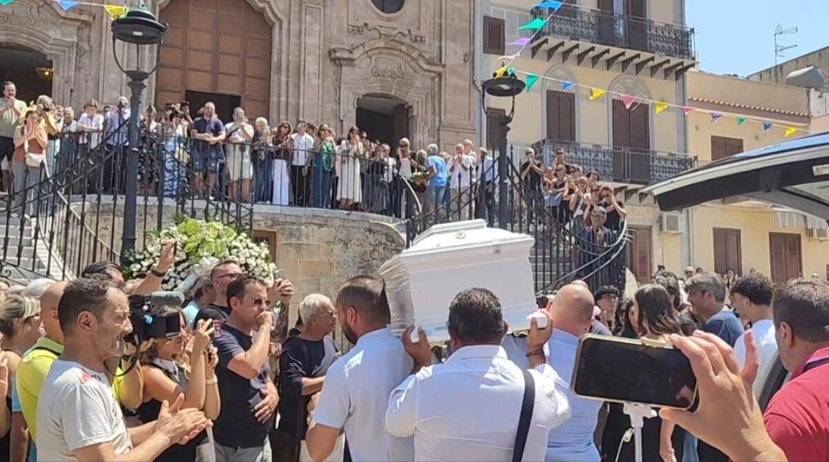 A Capaci l’ultimo saluto a Simona Cinà, il sindaco “Non la dimenticheremo” -