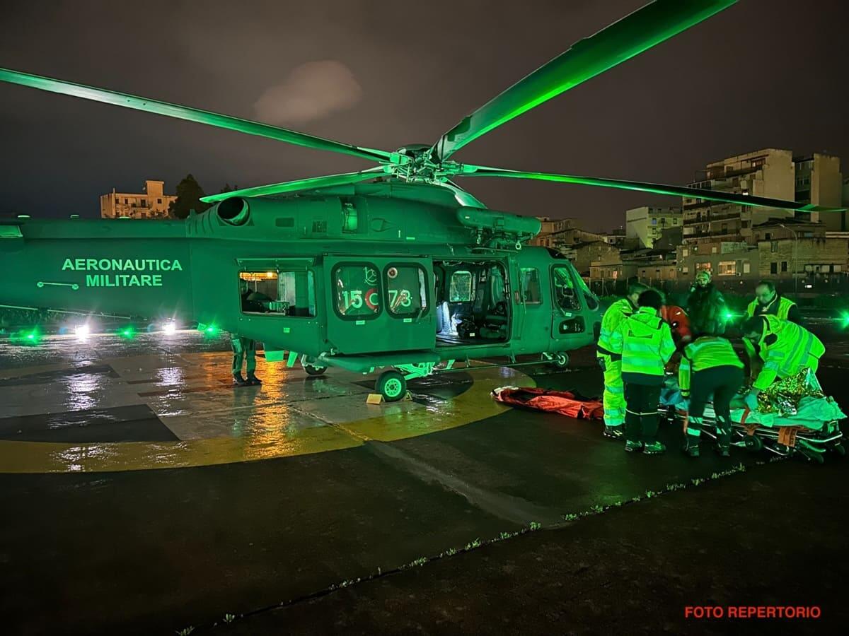 Linosa, elicottero dell’Aeronautica Militare soccorre una bambina in pericolo di vita - 