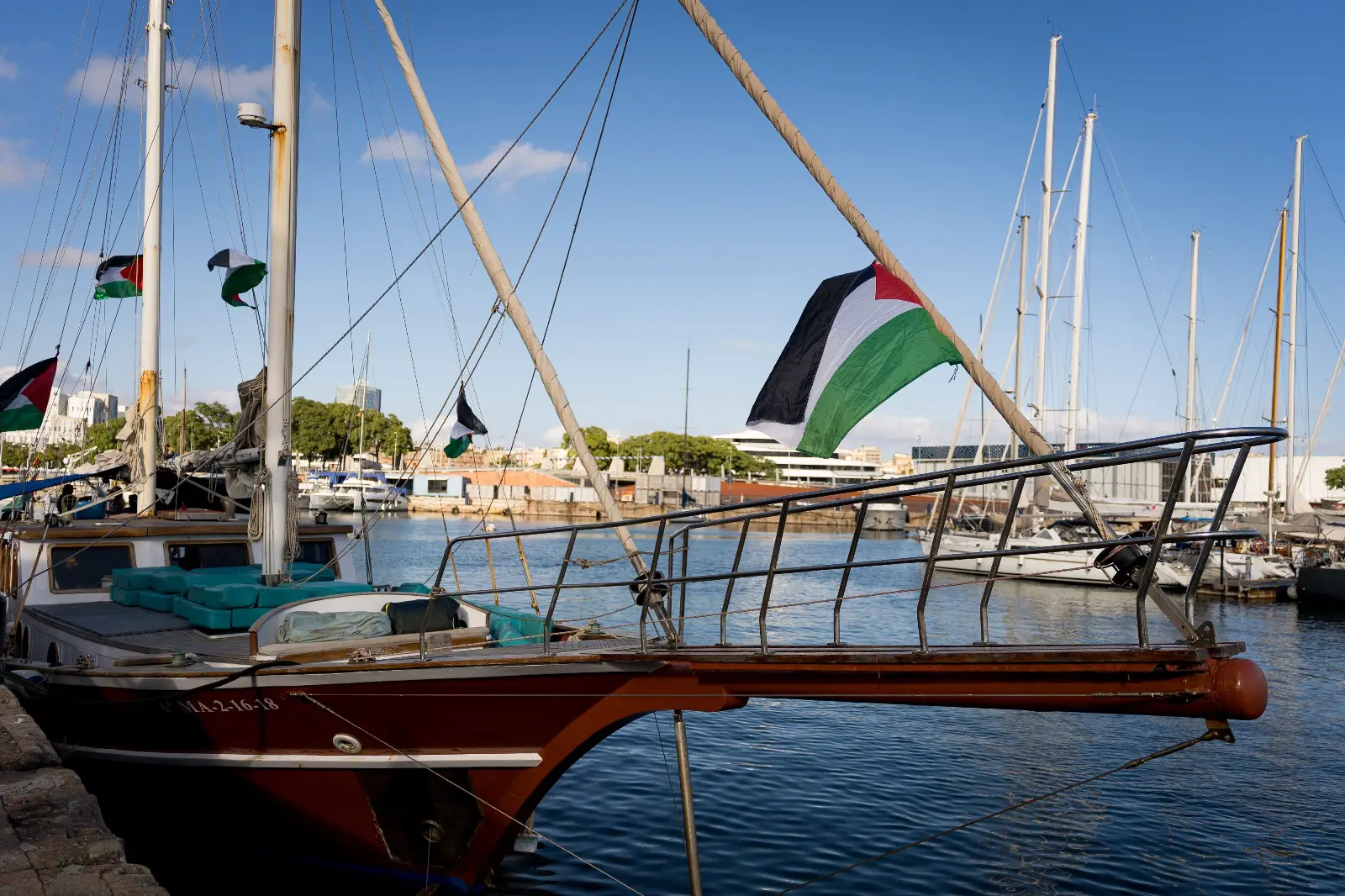 Salpata da Barcellona e Genova la Global Sumud Flotilla per aiuti a Gaza - 