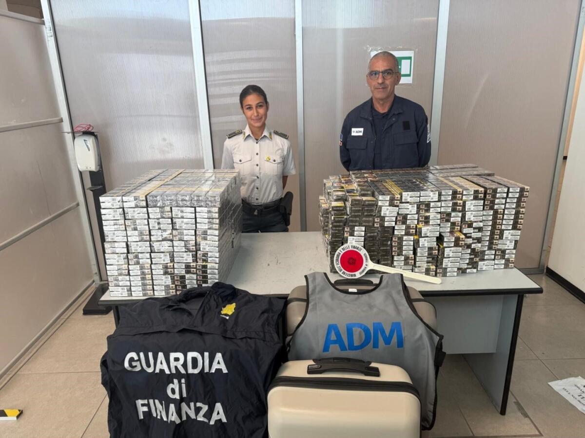 In aeroporto con 64 chili di sigarette di contrabbando, due arresti a Palermo - 