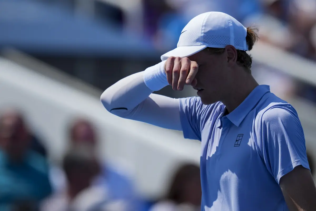 Sinner costretto a ritirarsi a Cincinnati, Alcaraz vince 22esimo titolo - 