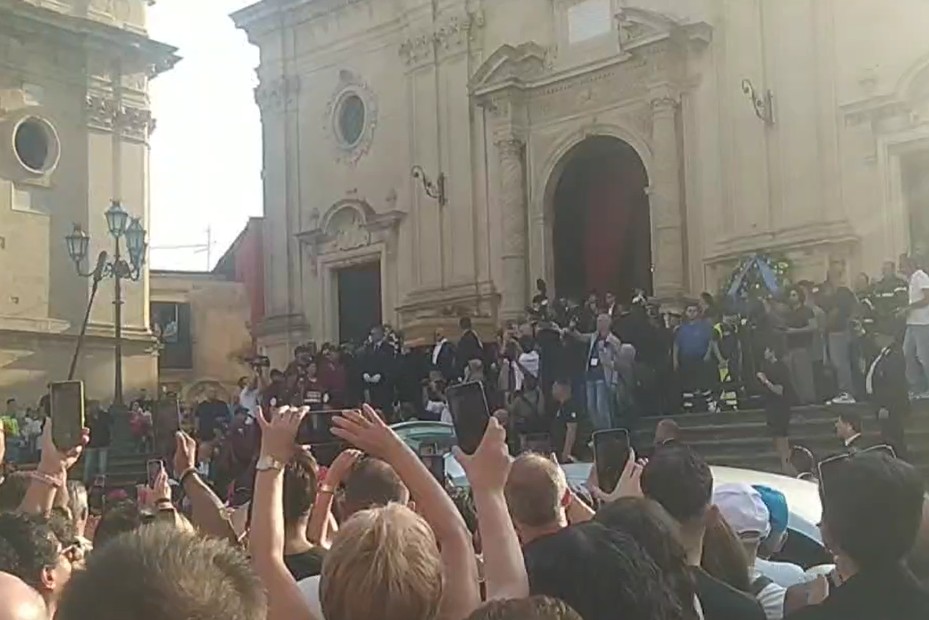 In migliaia a Militello per l’ultimo applauso a Pippo Baudo - 