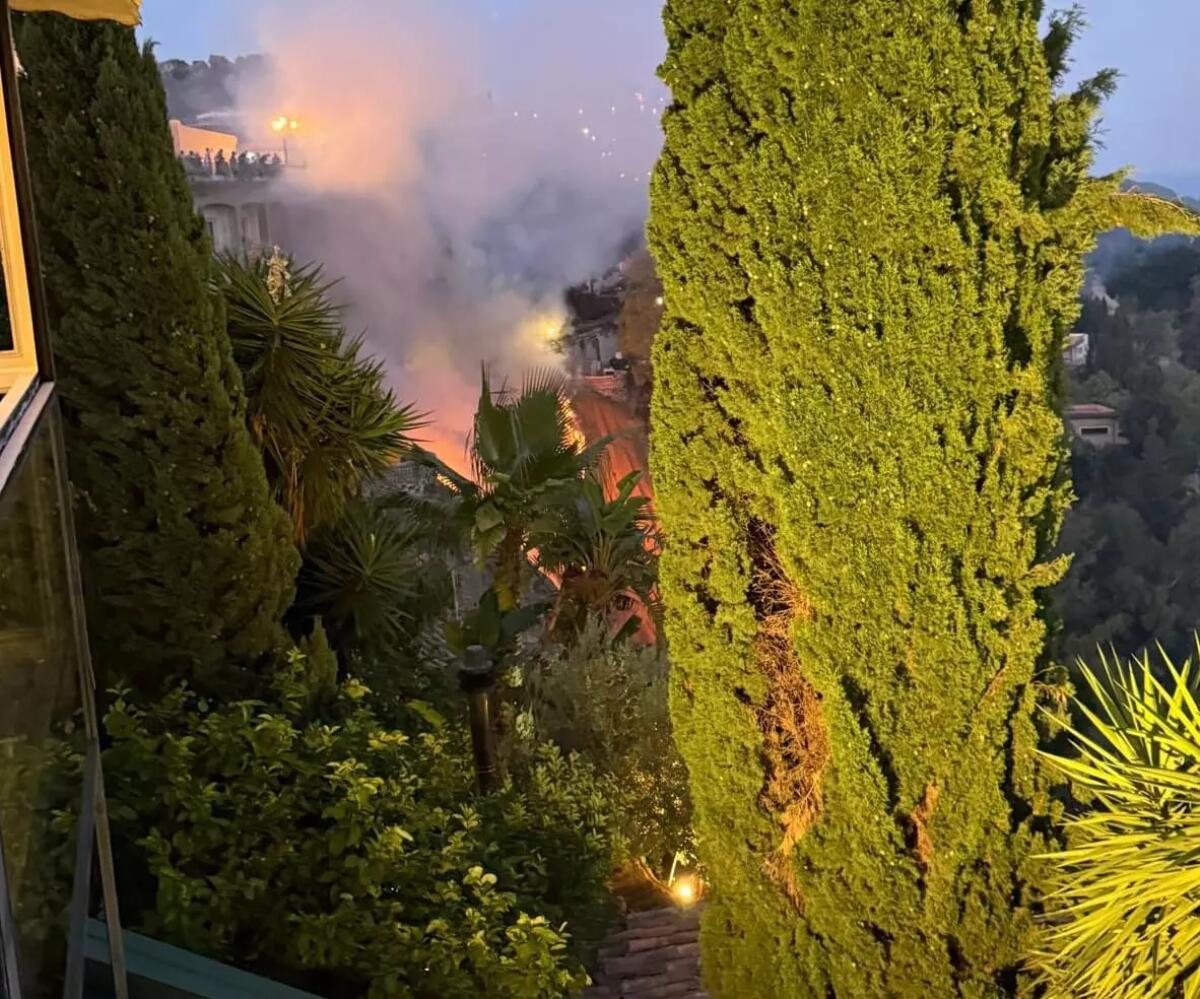 Incendio sotto il belvedere di Taormina, intervento dei Vigili del Fuoco - 