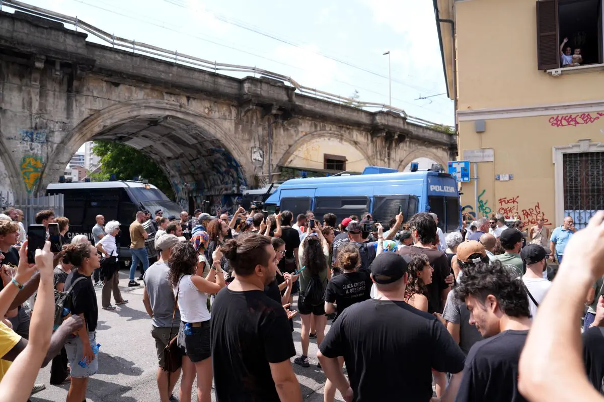 Milano, sgomberato il centro sociale Leoncavallo - 