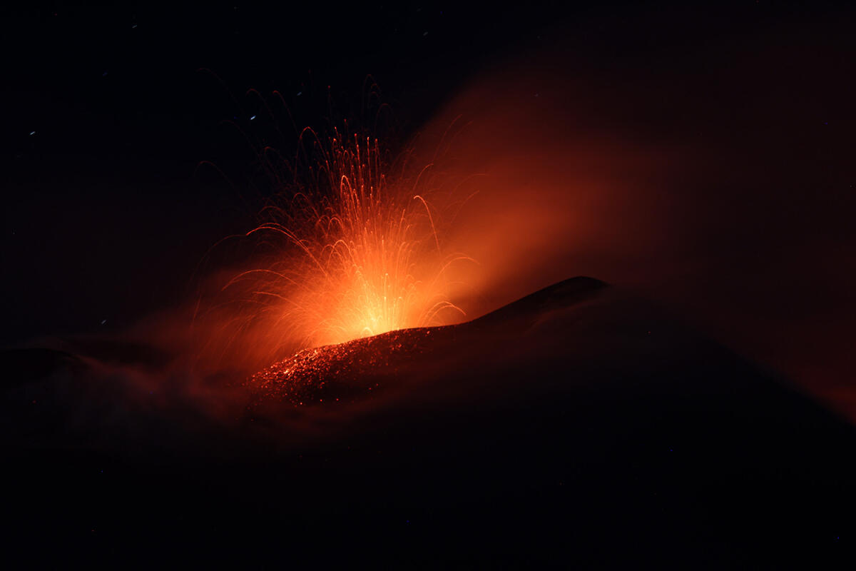 Si apre una nuova bocca effusiva nell’Etna, colata lavica a quota tremila metri - 