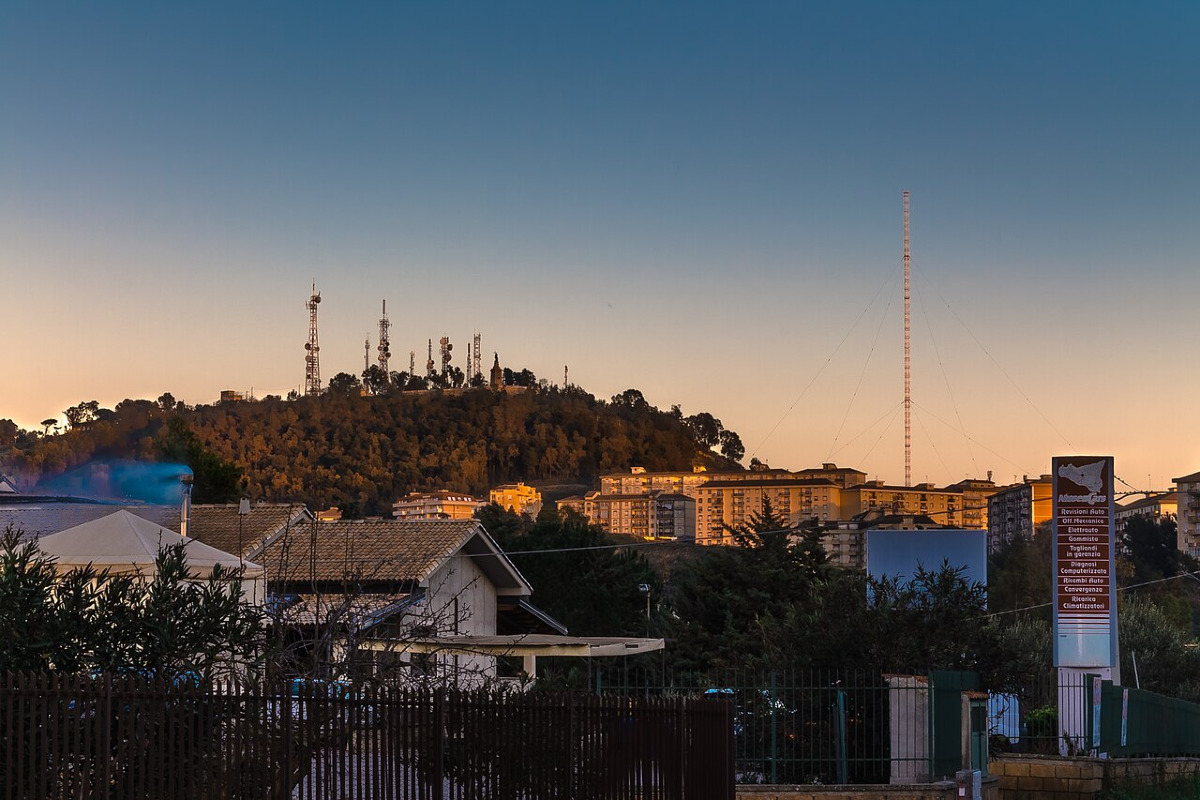 Il monte che domina Caltanissetta e custodisce i resti di un santuario millenario - Foto: MasterMike/Wikipedia