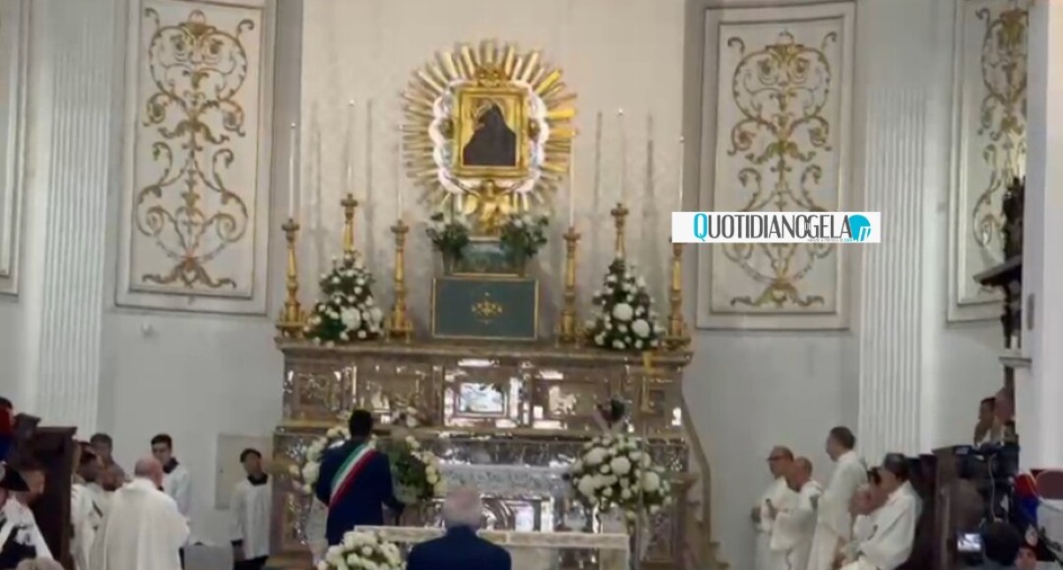 Un mazzo di rose bianche alla patrona, il sindaco e la città omaggiano Maria D'Alemanna  - 