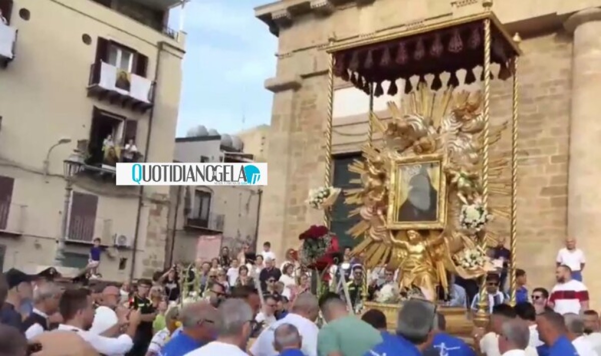 La patrona Maria d'Alemanna tra migliaia di fedeli, al via la processione   - 