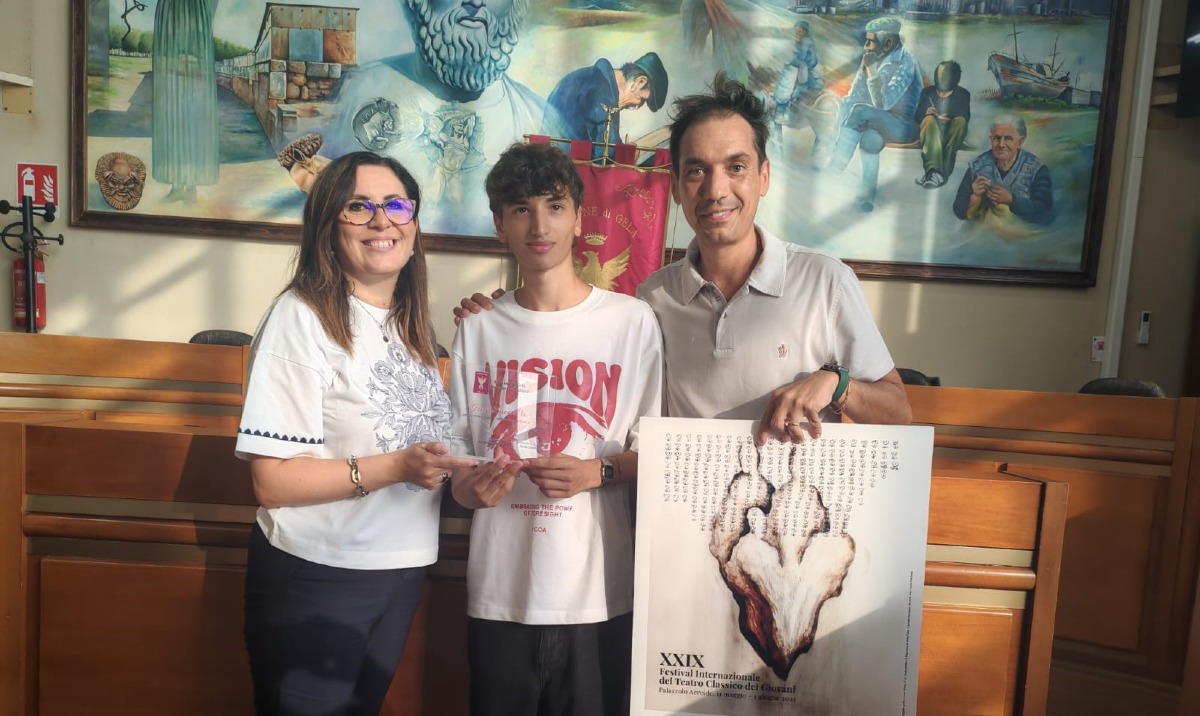 L'arte del giovane Luca Greco, una sua opera per il festival internazionale del teatro classico: premiato in Comune - 
