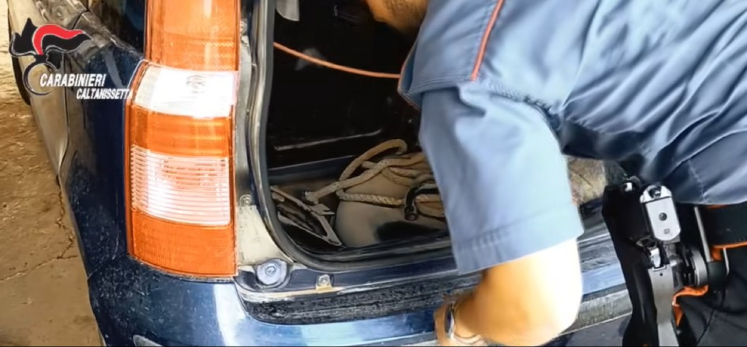 Armi per vendicarsi dopo un furto, padre e figlio si difendono davanti al gip - 