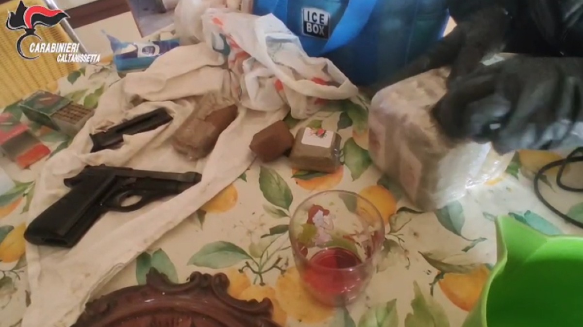 Droga e armi, i nomi degli arrestati: in carcere anche un avvocato già coinvolto nel blitz "Exitus" - 