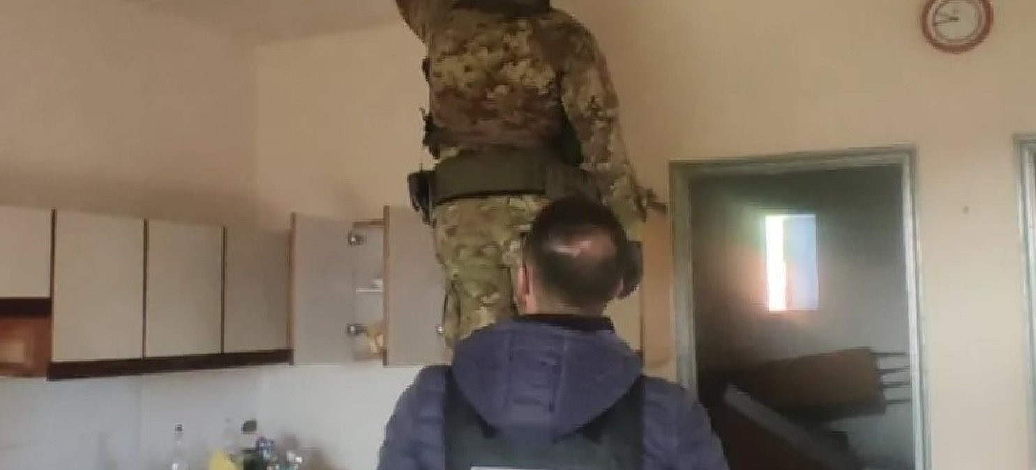 Armi, munizioni e droga in un casolare di campagna, bracciante patteggia: ora coinvolto nel blitz "The Wall" - 