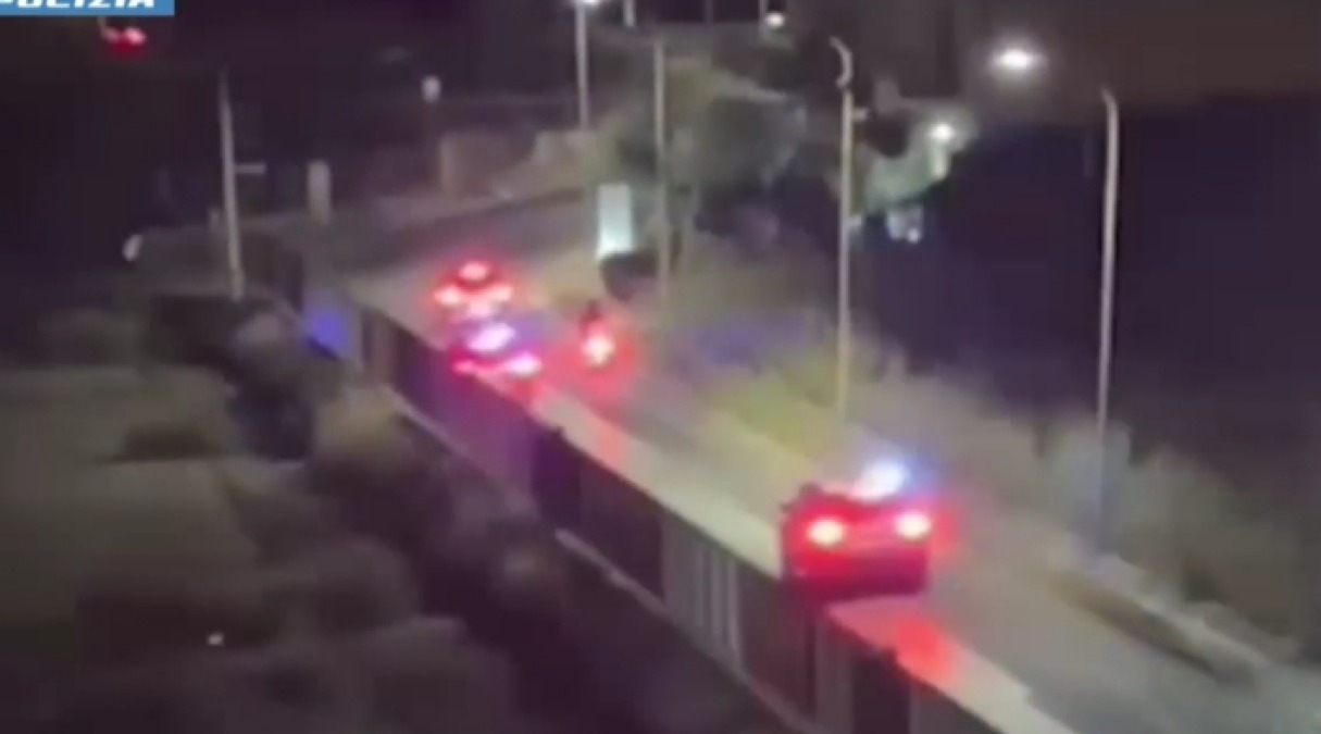 Fugge a bordo di un'auto, inseguimento per bloccare un giovane: arrestato dai poliziotti  - 