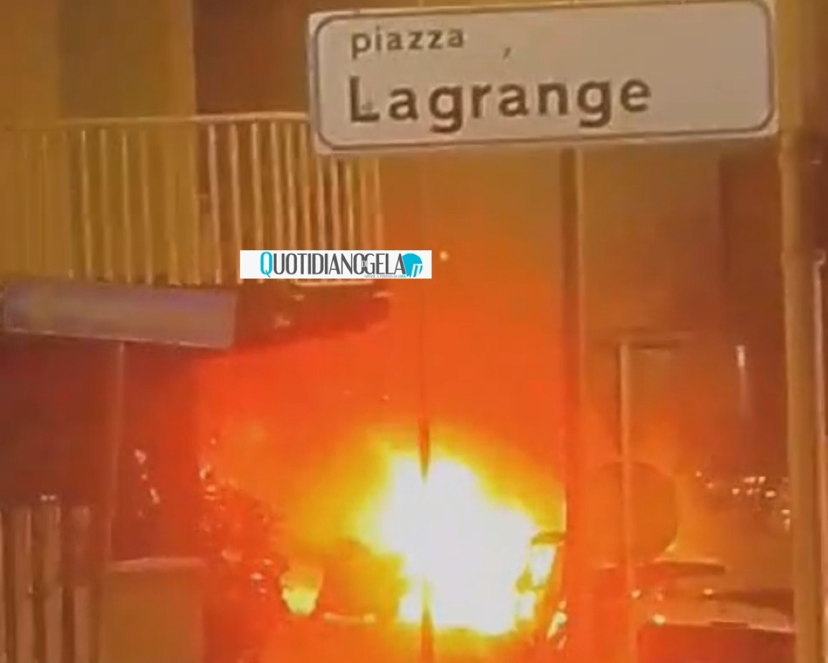 Rogo nella notte, fiamme a una Bmw - 