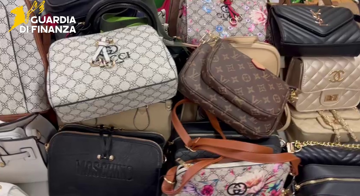 Mazzarino, irregolarità fiscali e griffe false tra gli ambulanti della festa di Maria del Mazzaro - 