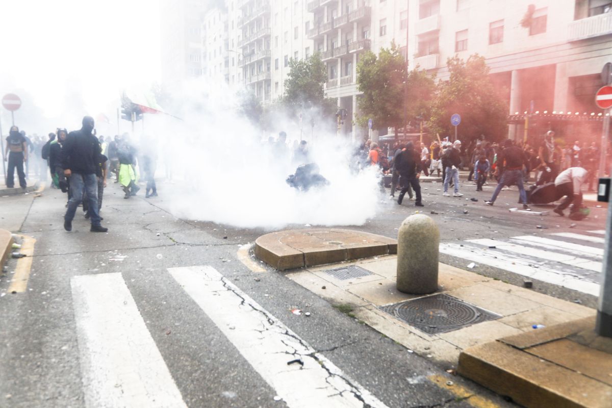 Italia in piazza per Gaza. Scontri a Milano, bloccata autostrada Bologna - 