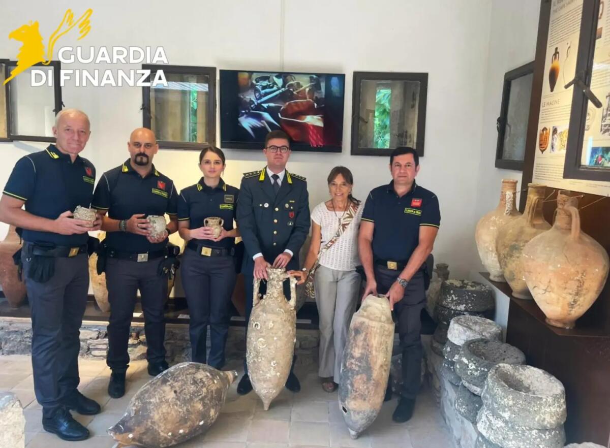 La Guardia di Finanza consegna sei anfore antiche al “Parco Archeologico di Naxos Taormina” - 