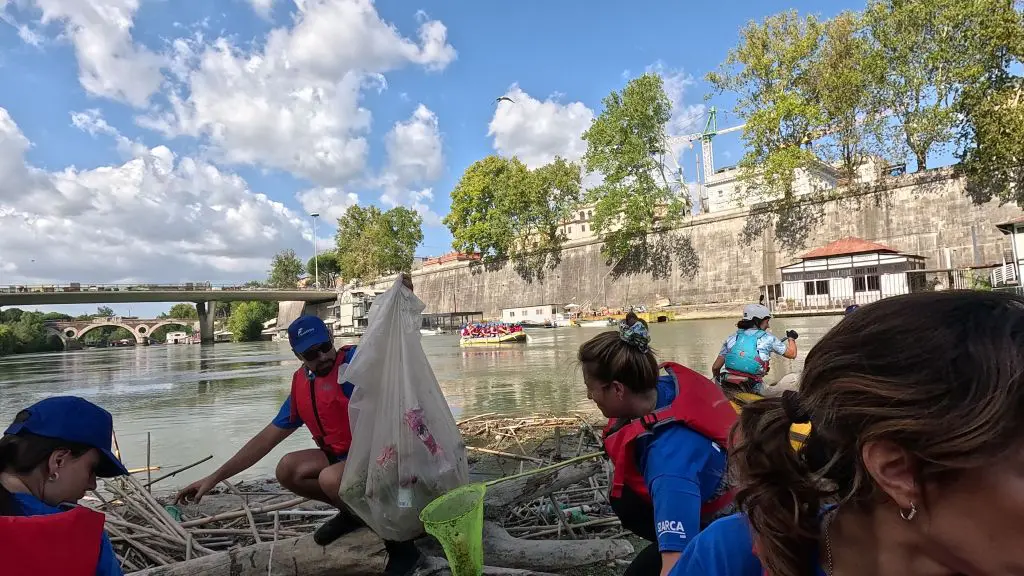 “Arca Blue Leaders”, rimossi 100 kg di rifiuti galleggianti sul Tevere - 