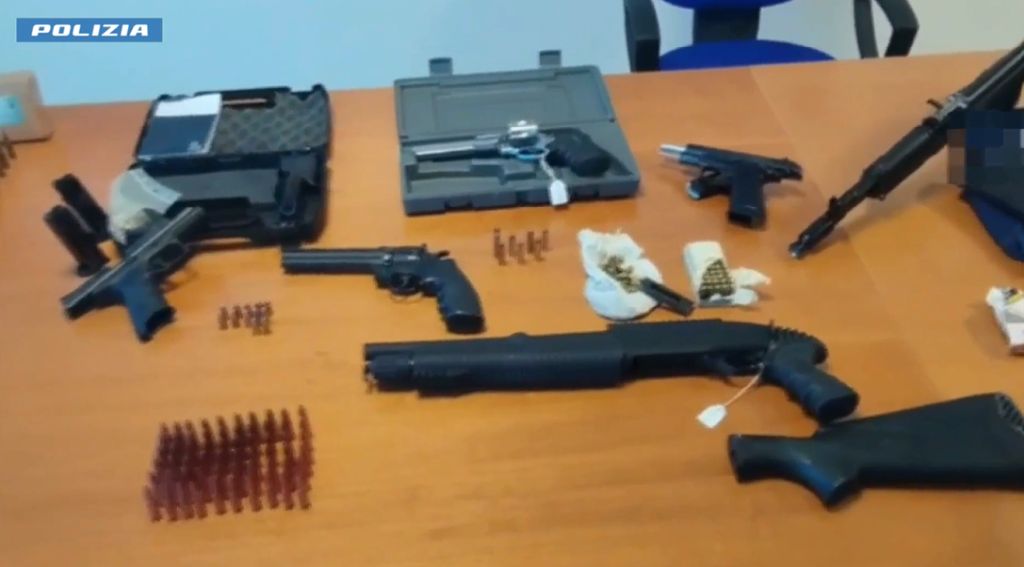 Arrestato latitante nel siracusano, aveva arsenale nel covo - 